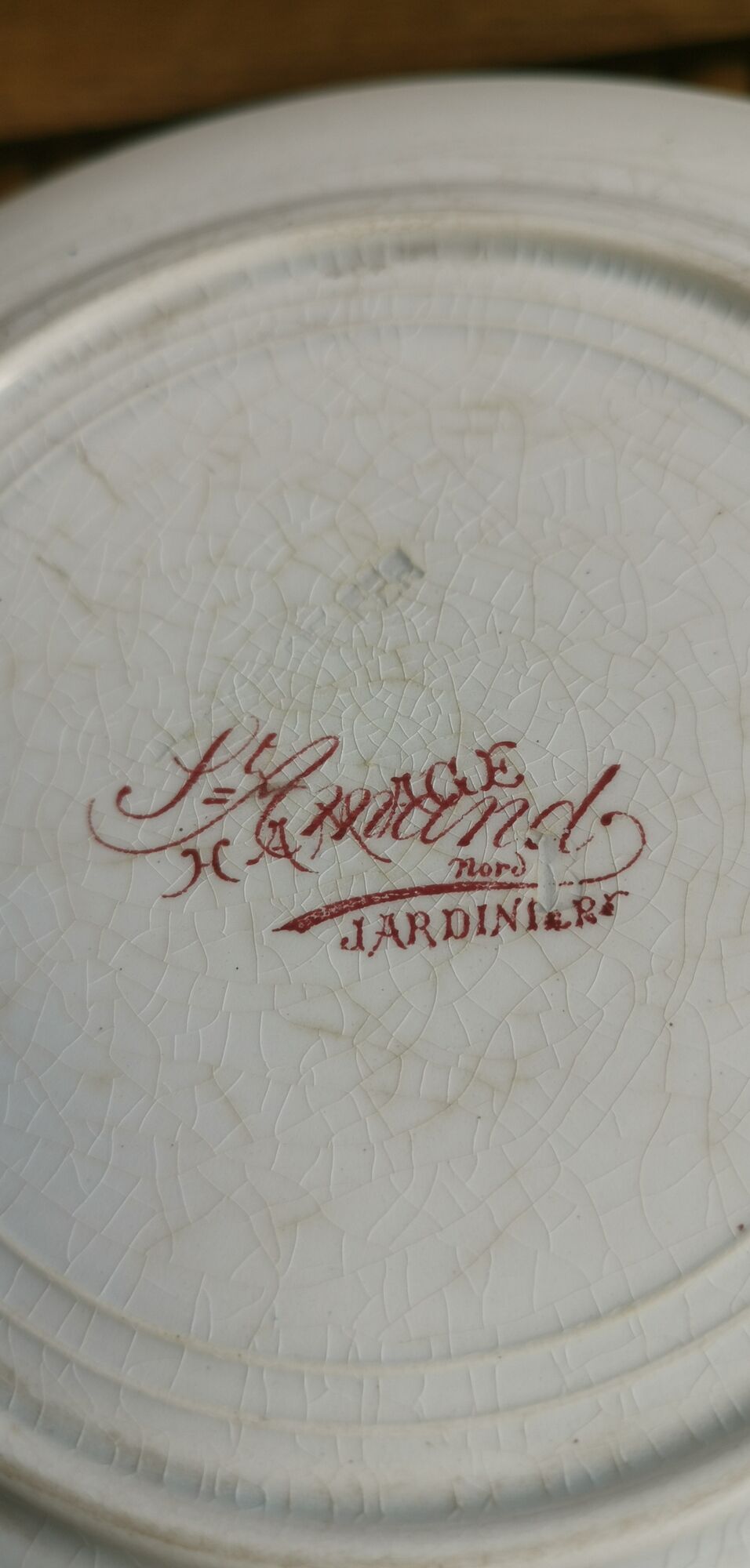 2 anciennes assiettes plates à fleurs rose poinçonner terre de fer hamage st amand "jardinière"