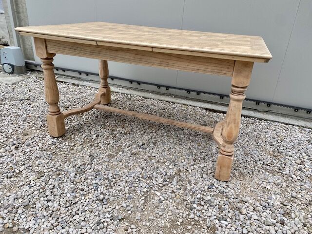 Extendable stripped farm table