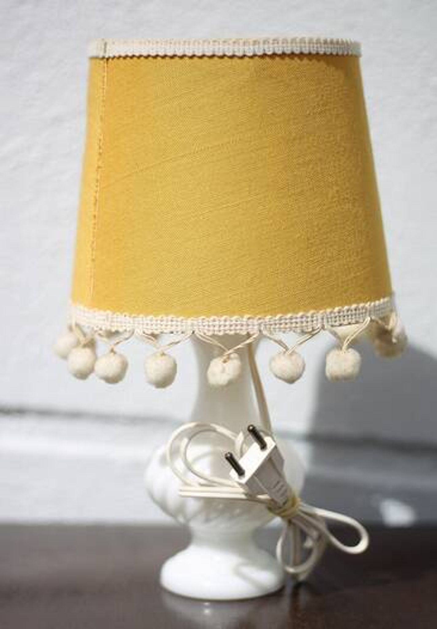 Lampe à poser vintage en verre blanc et tissu jaune