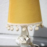 Lampe à poser vintage en verre blanc et tissu jaune
