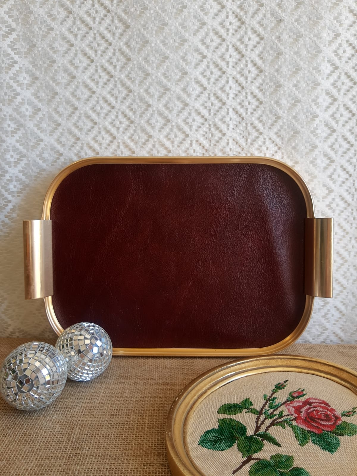 Plateau rectangulaire simili cuir bordeaux et métal doré vintage