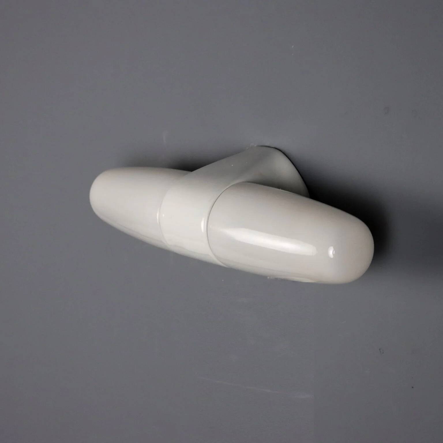 Vintage wall lamp in white ceramic, design, Italy, 1950s