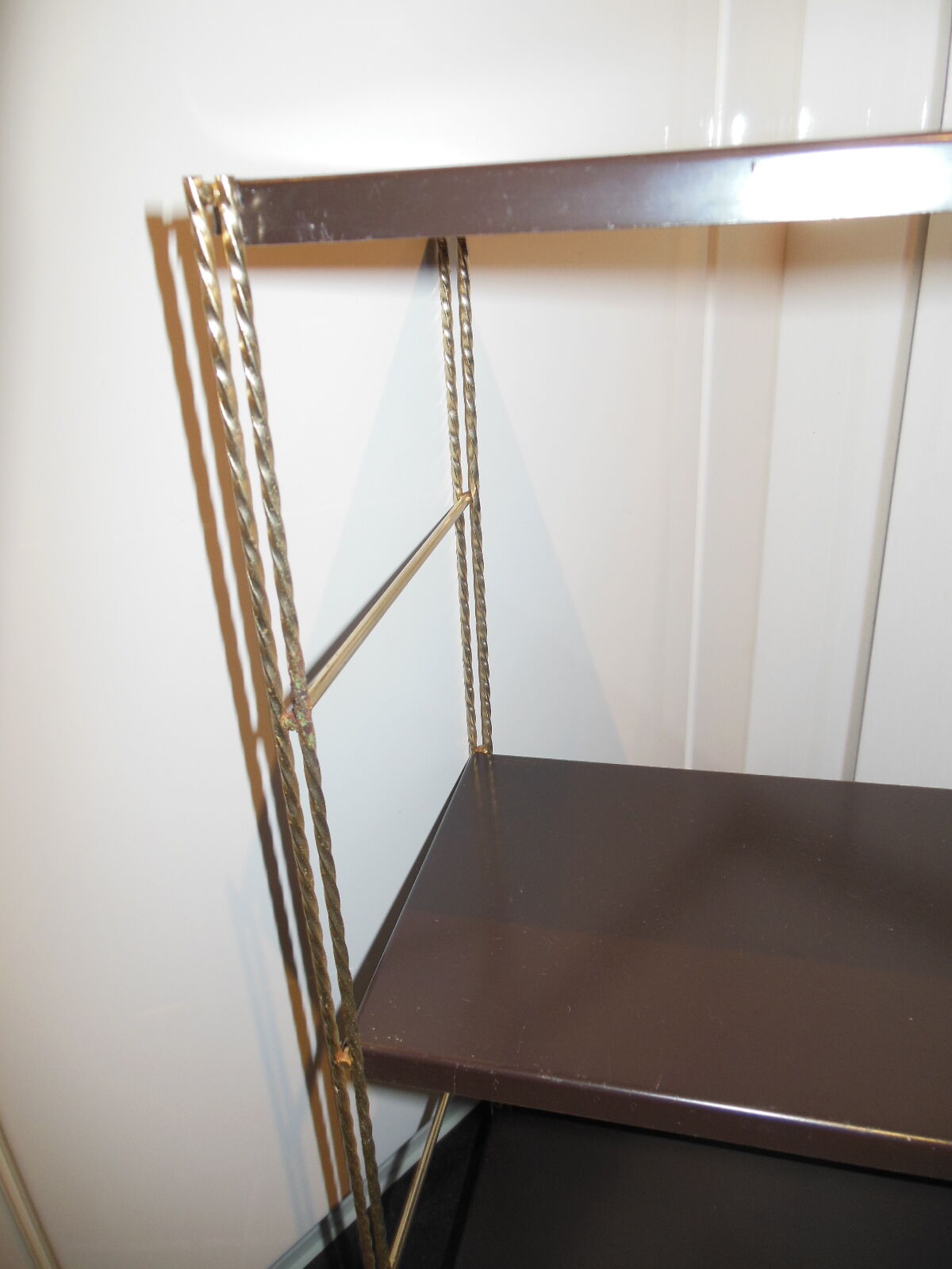Shelf adjustable string