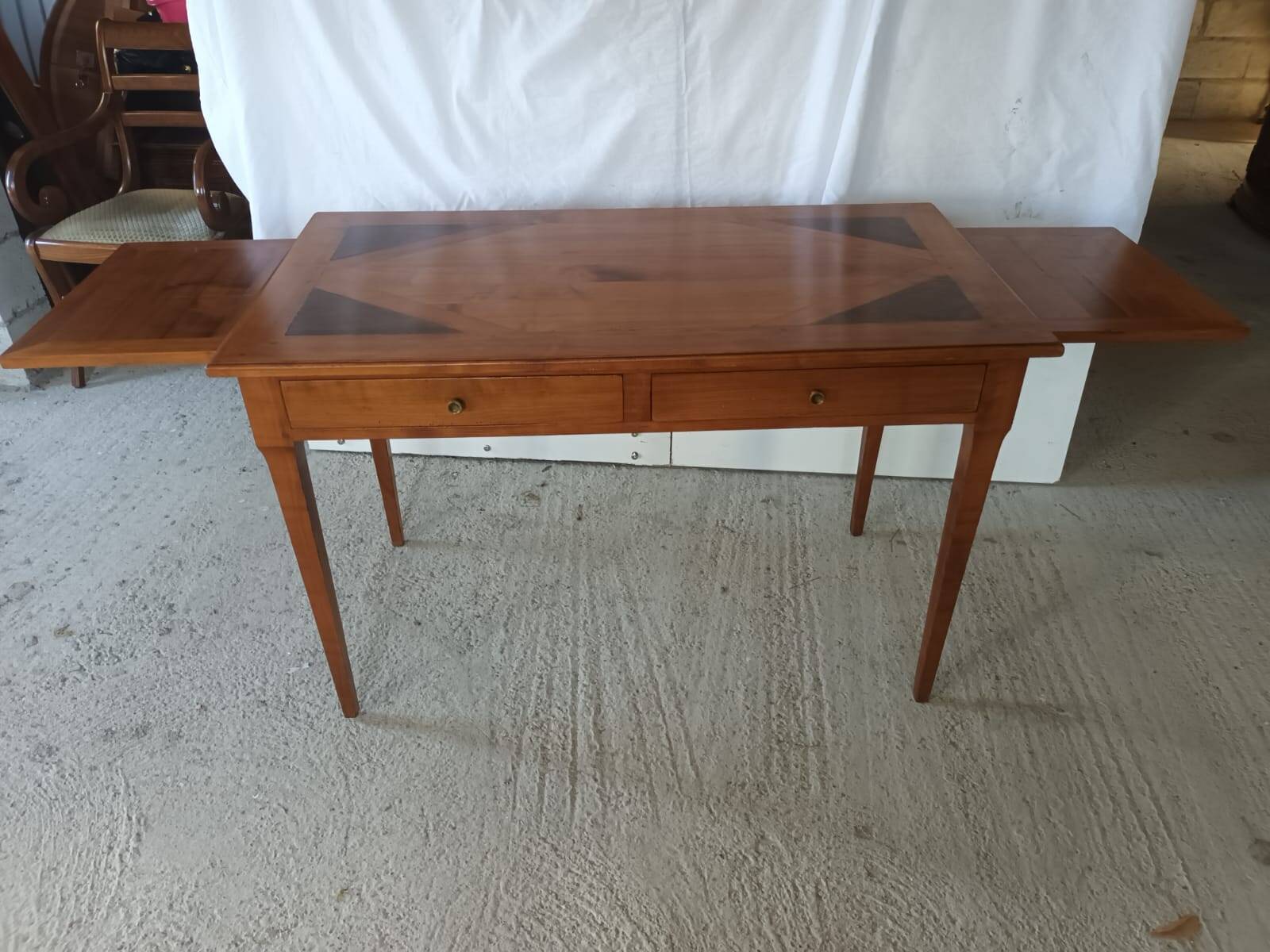 Bureau style Louis XVI en bois exotique