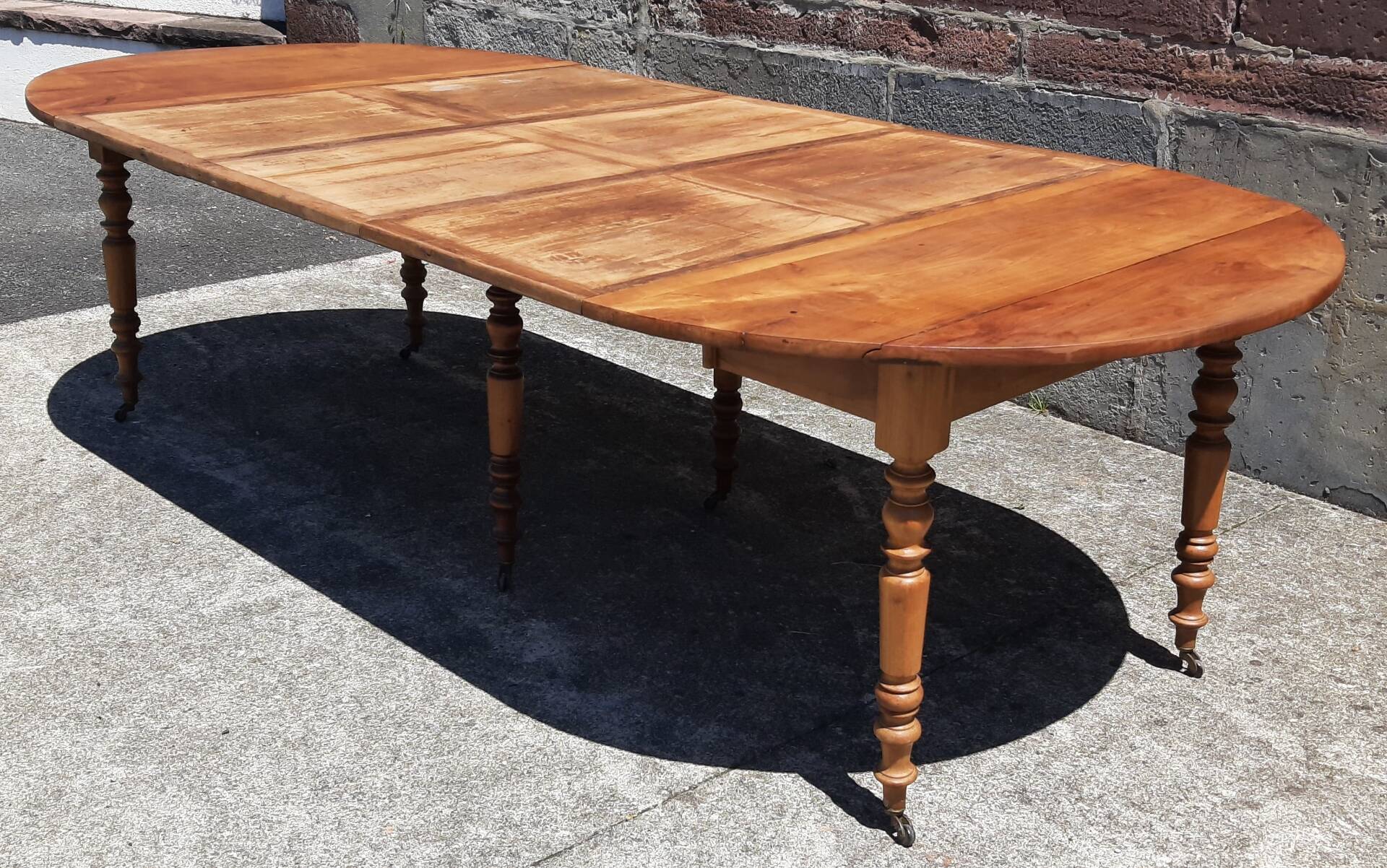 Extendable round table (with extensions and flaps), cherry wood.