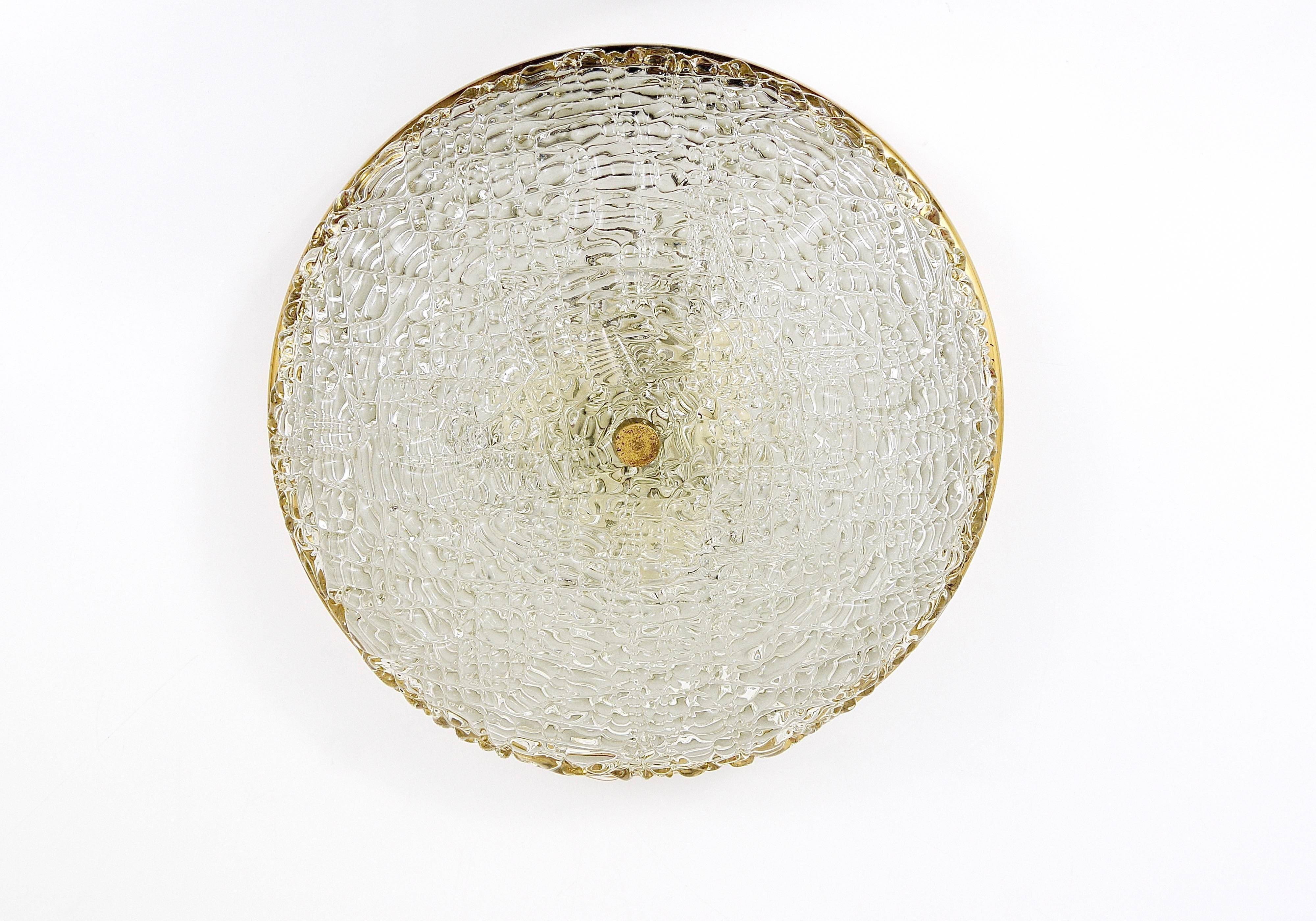 Applique Plafond Ronde J.T. Kalmar en Laiton et Verre Texturé, Moderne du Milieu du Siècle, Autriche, Années 1950