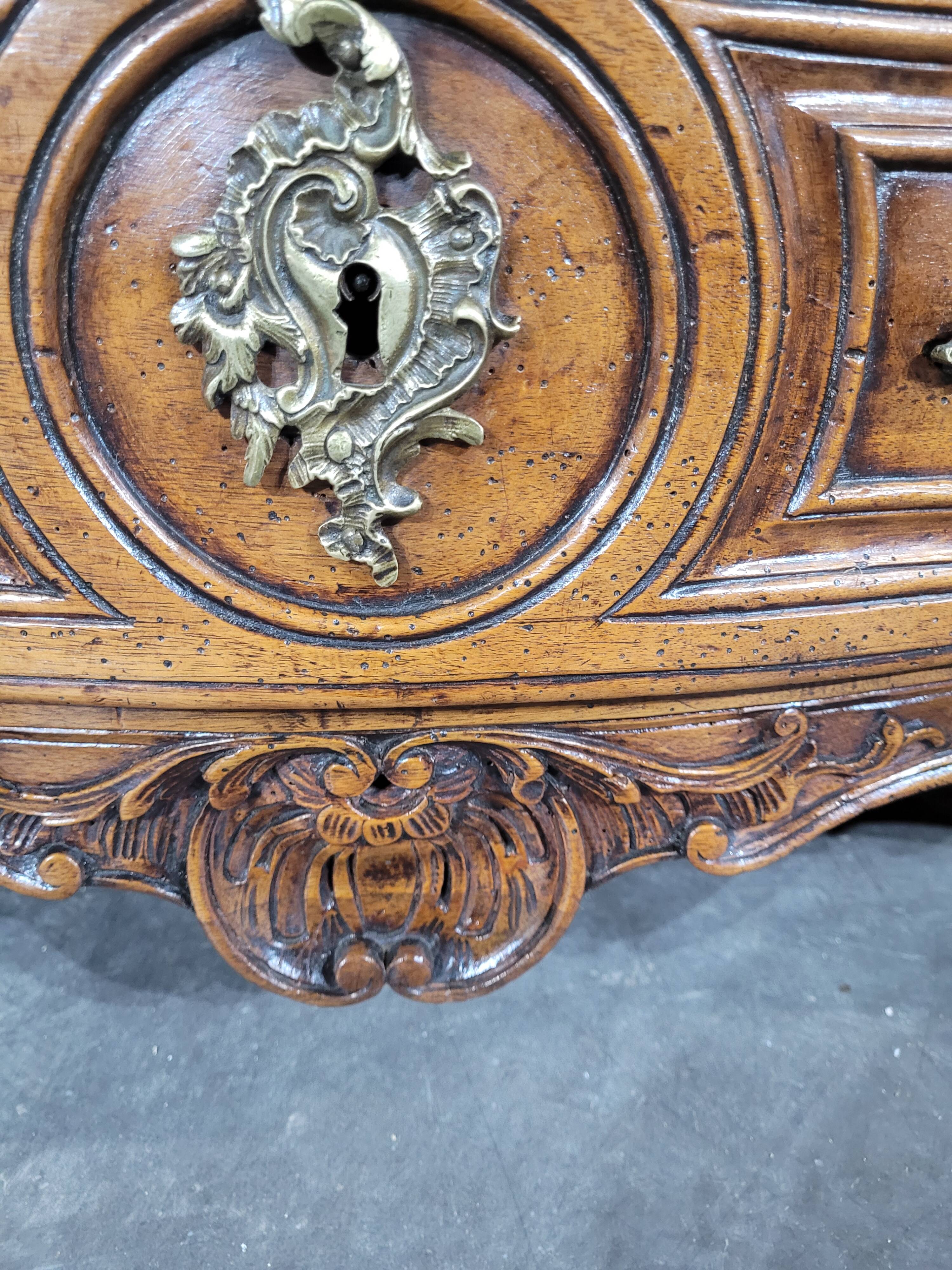 Petiote commode époque Louis XV galbée