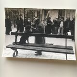 Photo années 80. Art contemporain chien clown Beaubourg