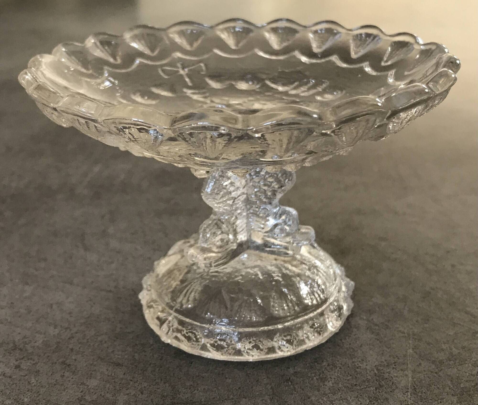 Vide-poche footed bowl in molded glass from portieux vallerysthal