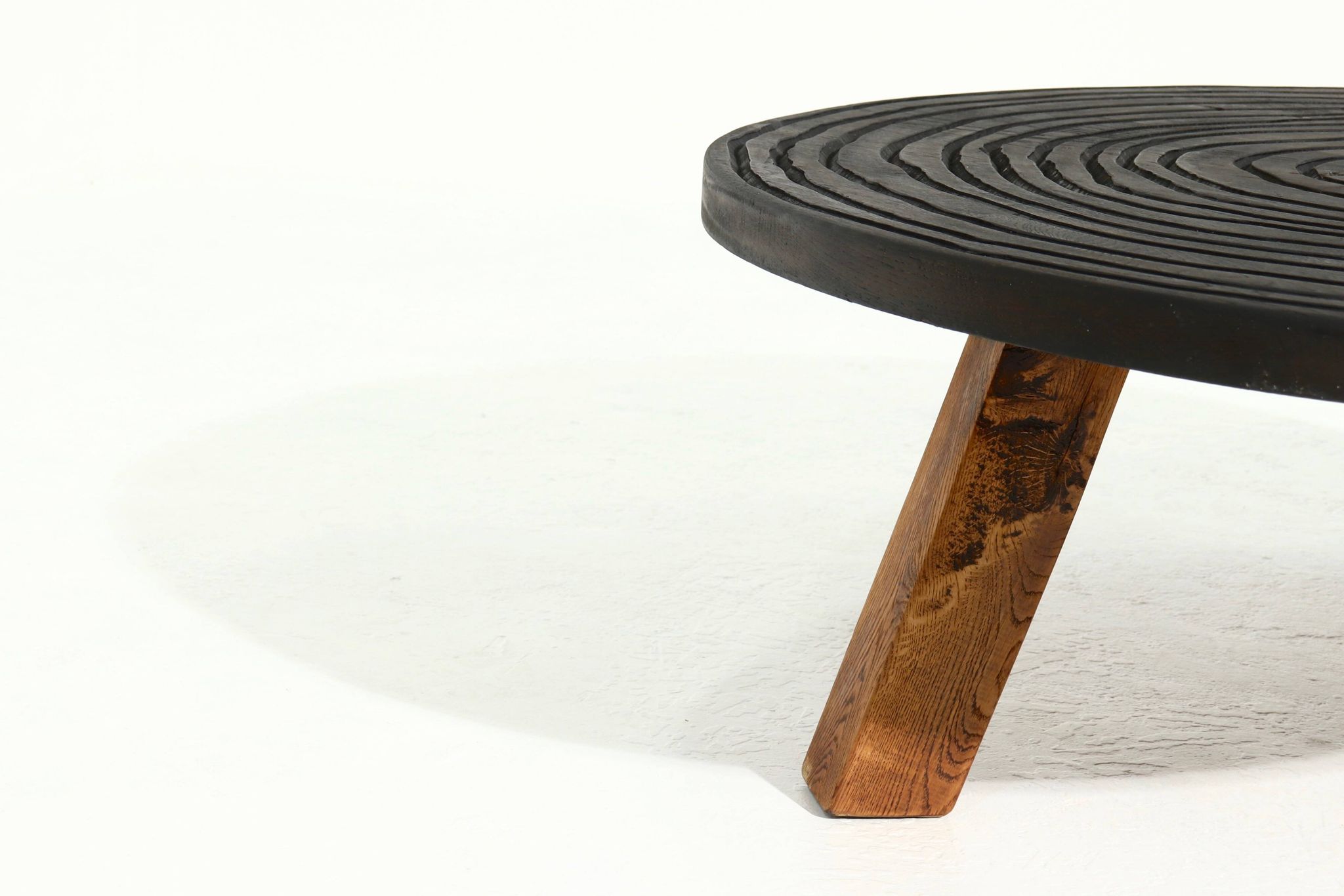 Table basse ronde tripode artisanale en chêne massif des années 1960