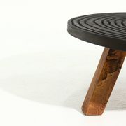 Table basse ronde tripode artisanale en chêne massif des années 1960