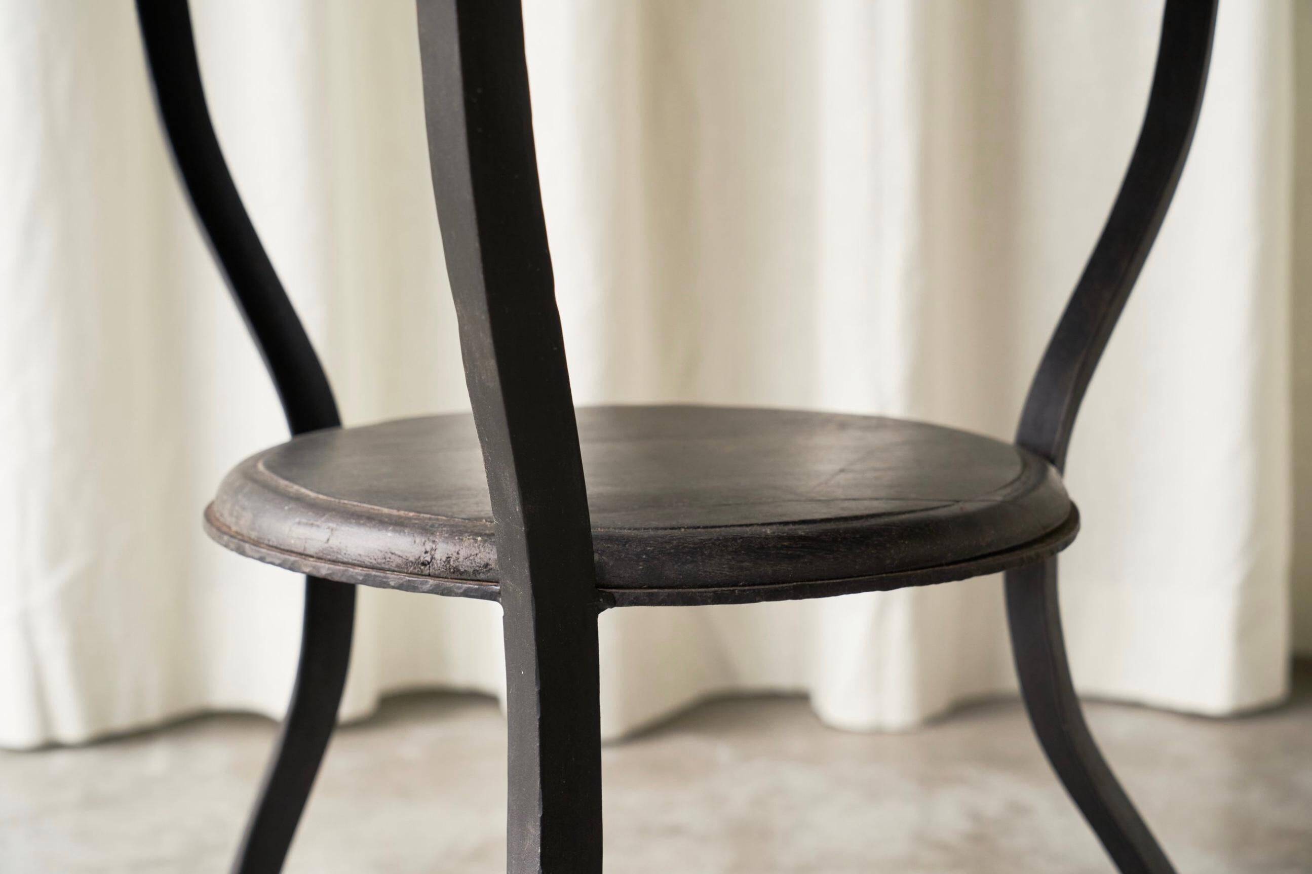 Table d'appoint Wabi Sabi métal forgé et bois teinté années 1920