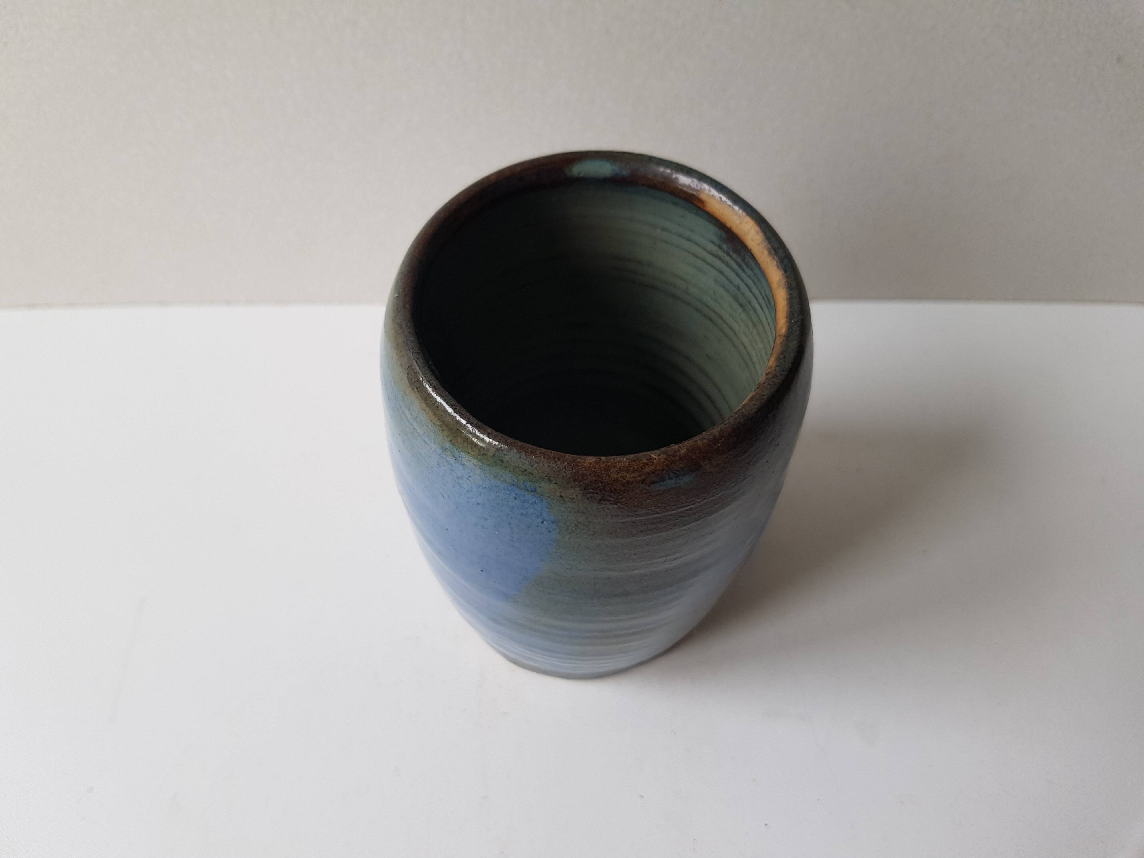 Vase en céramique couleur bleu Cobalt signé EG