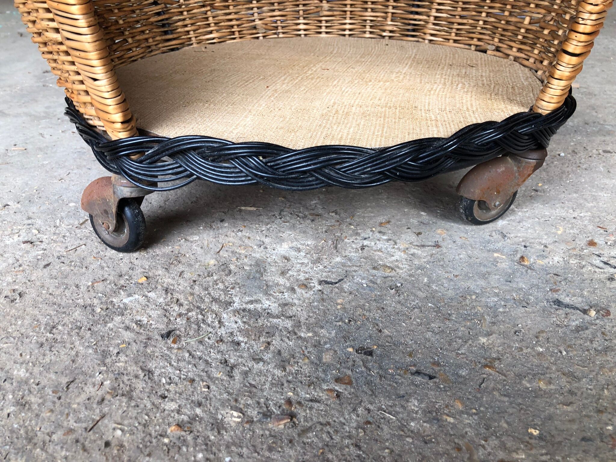 Vintage roulette rattan bar