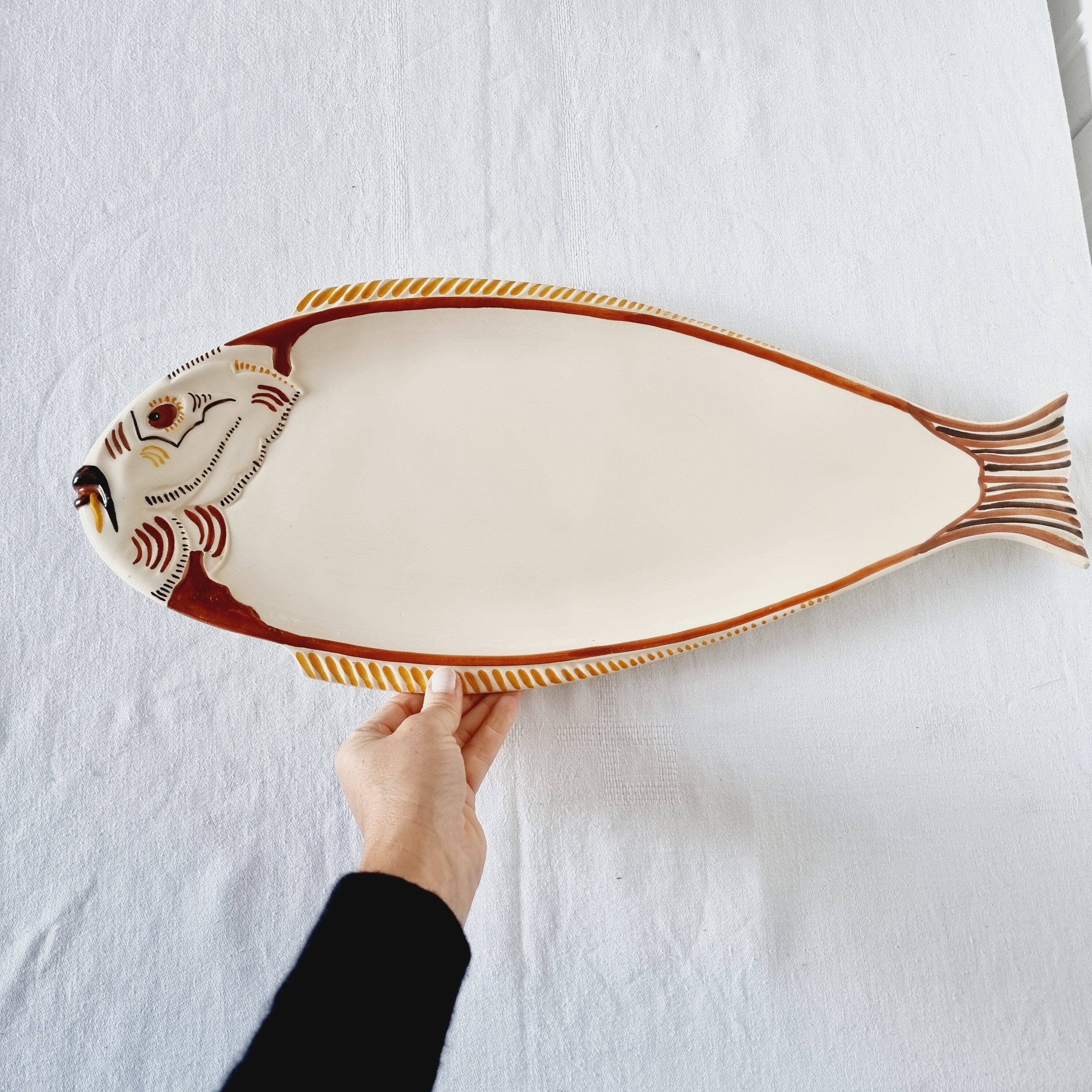 Impressive fish service 12 plates and 1 ceramic tray Author Quimper 1970s.