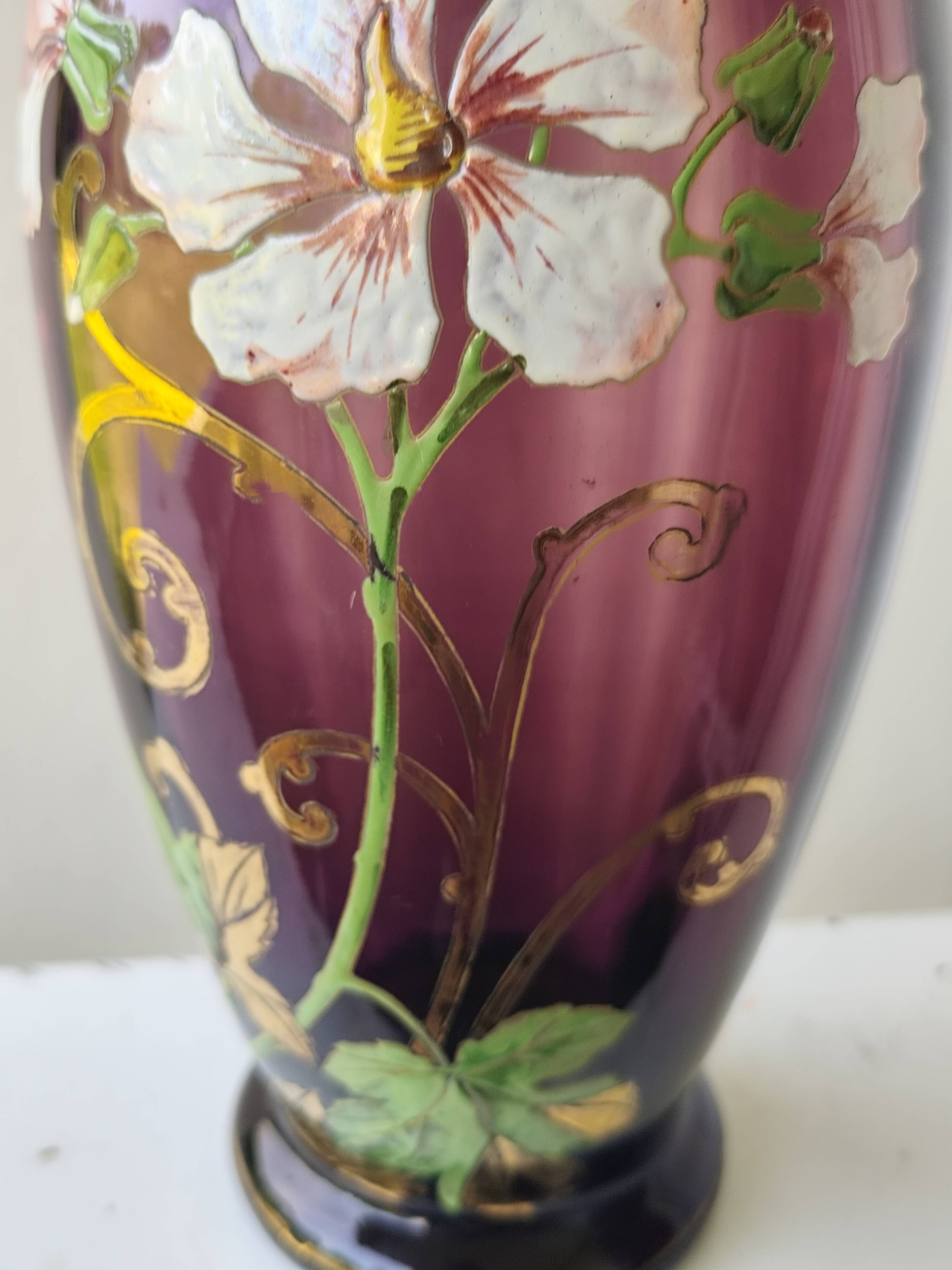 Vase en verre violet émaillé fleurs legras