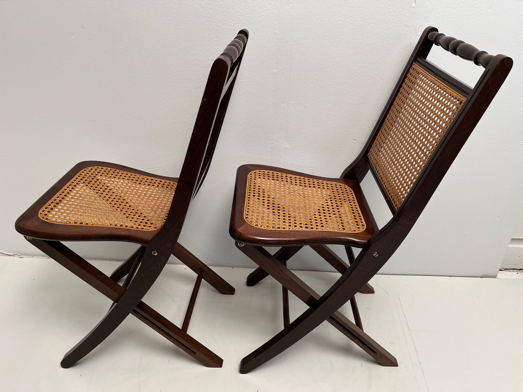 2 vintage folding chairs in wood and canning, 60s