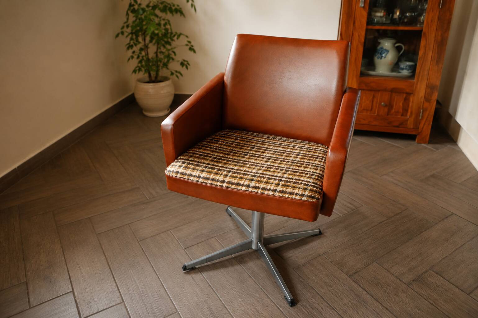 DDR Retro Swivel Armchair (1970s) – Brown Faux Leather & Checkered Seat