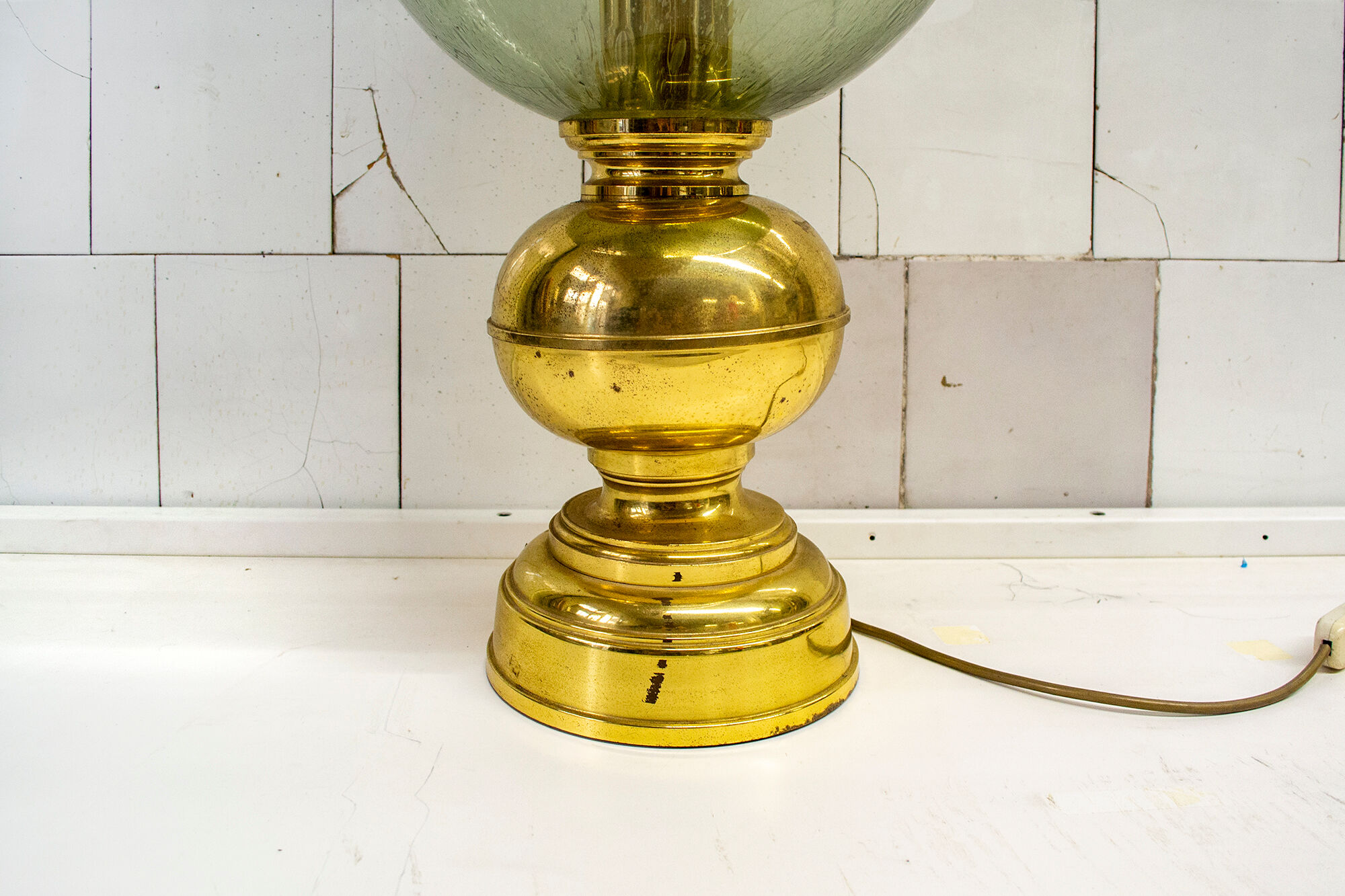 Table lamp in brass and blown glass, Caccia Dominioni style 60s