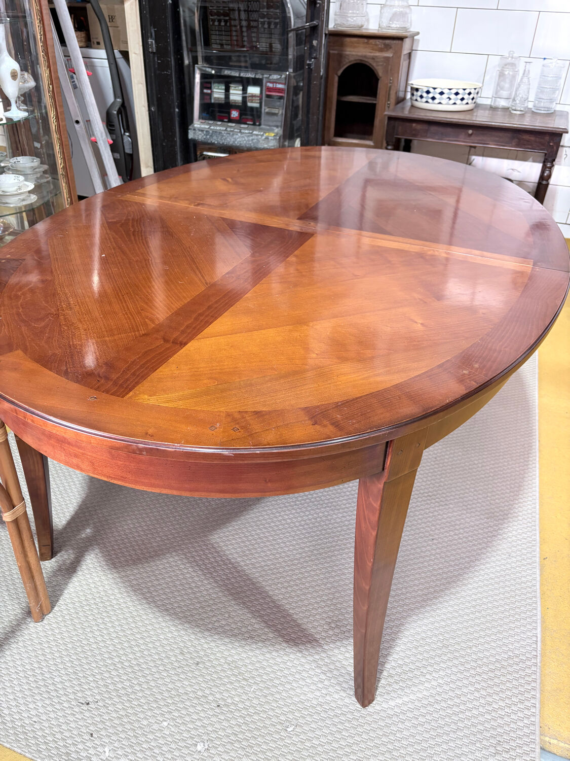 Extendable dining table in cherry wood