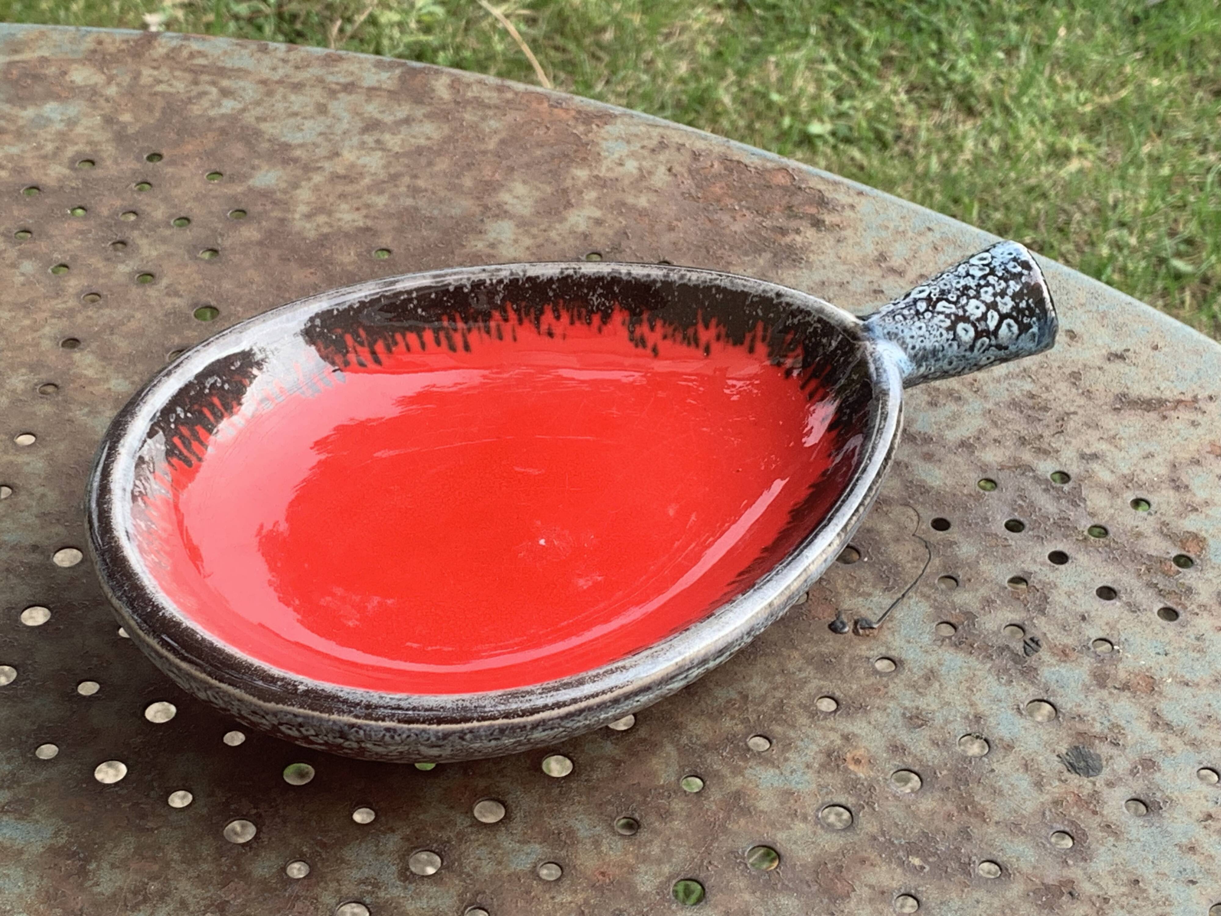 Coupelle en céramique vintage, de couleur rouge, forme originale et design