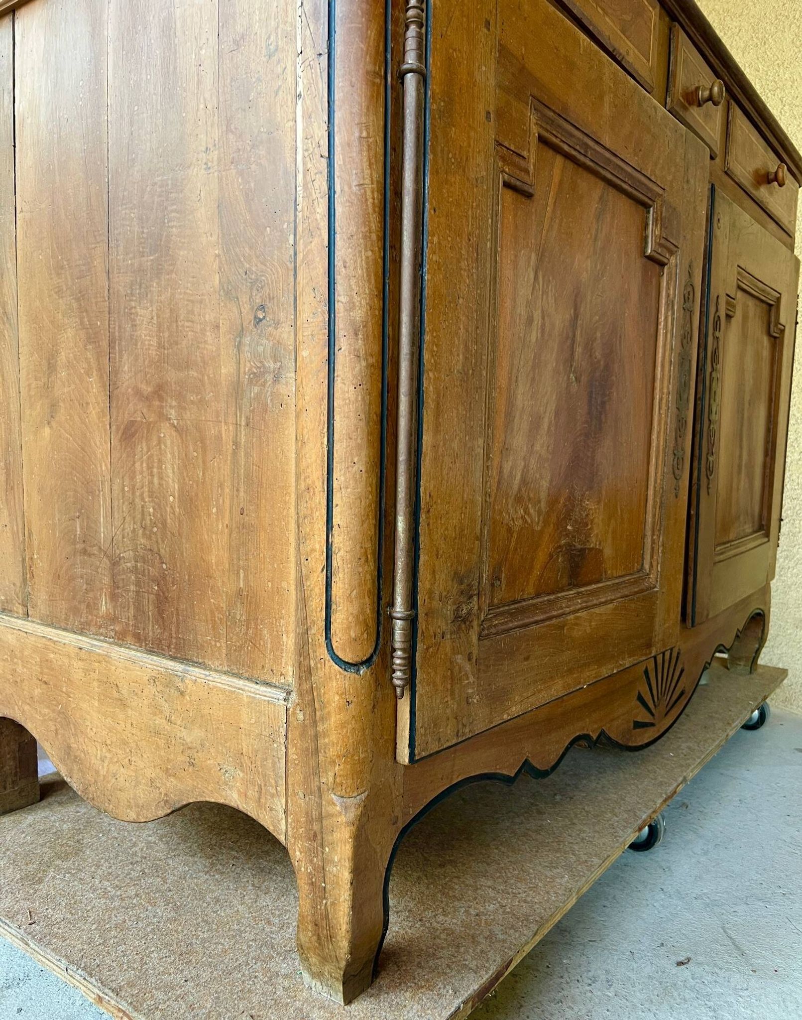 Vaisselier Dauphinois XIXe en merisier, buffet 2 corps