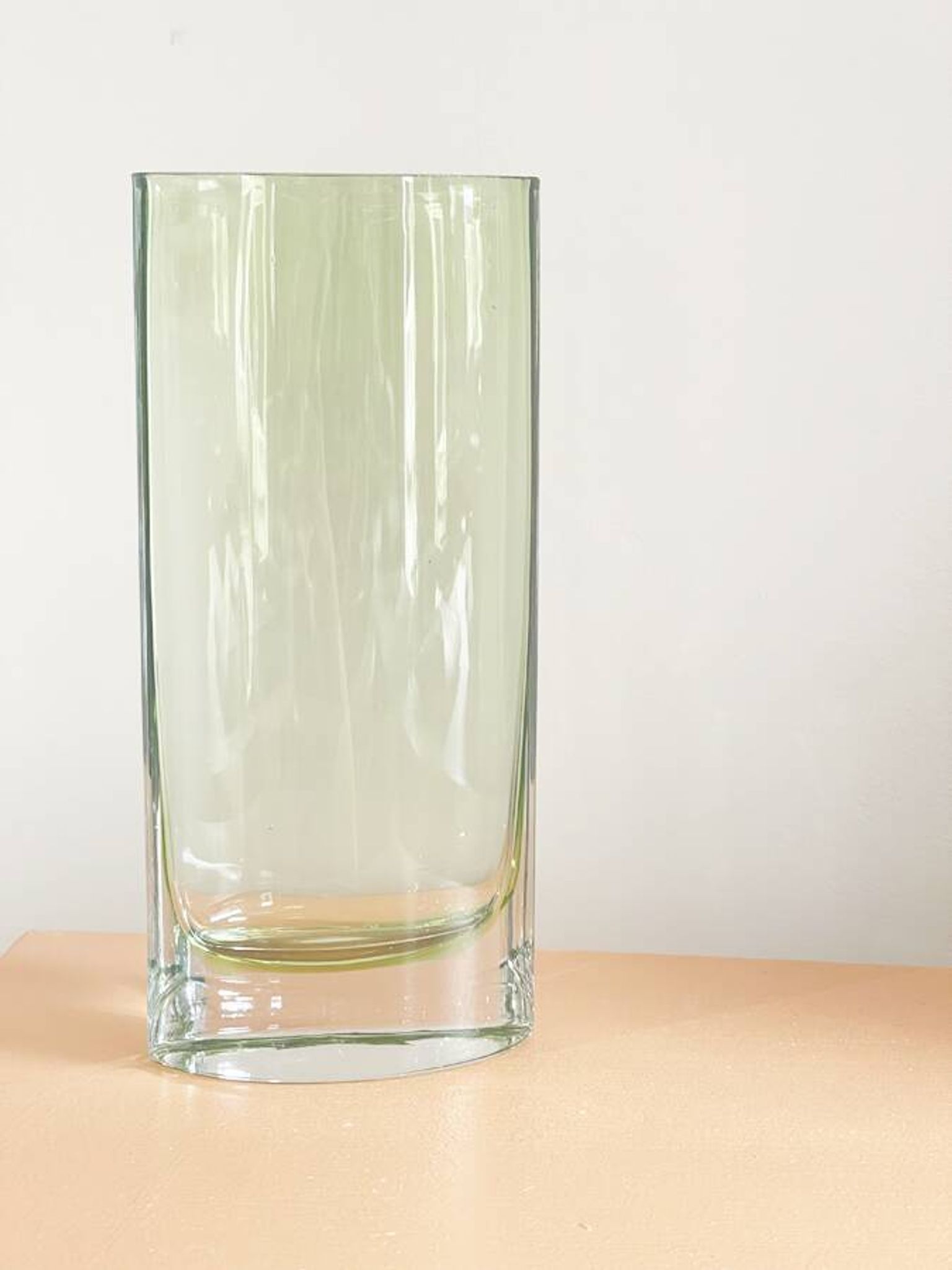 Vase en verre soufflé artisanal vert pomme – circa 1980