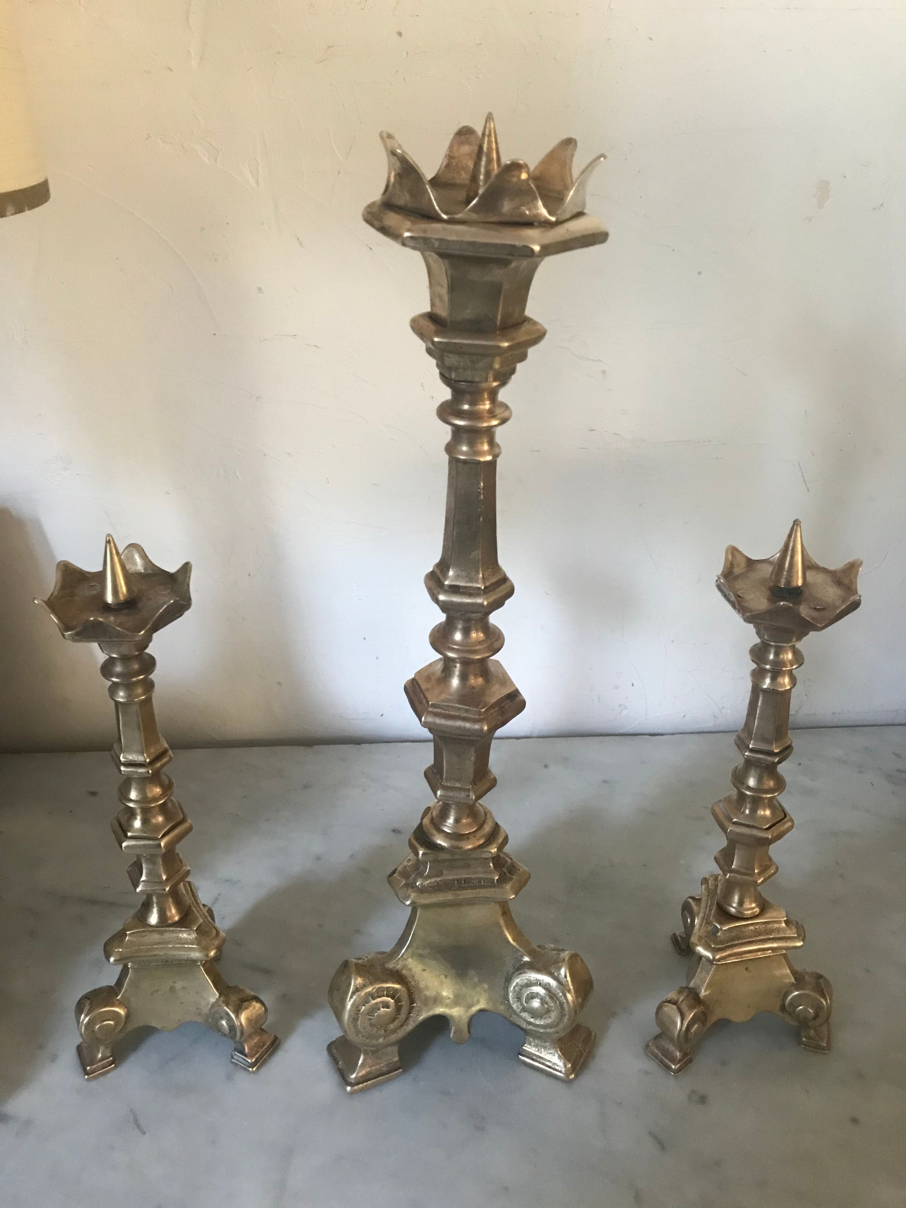 Lot de 3 bougeoirs tripodes en bronze doré