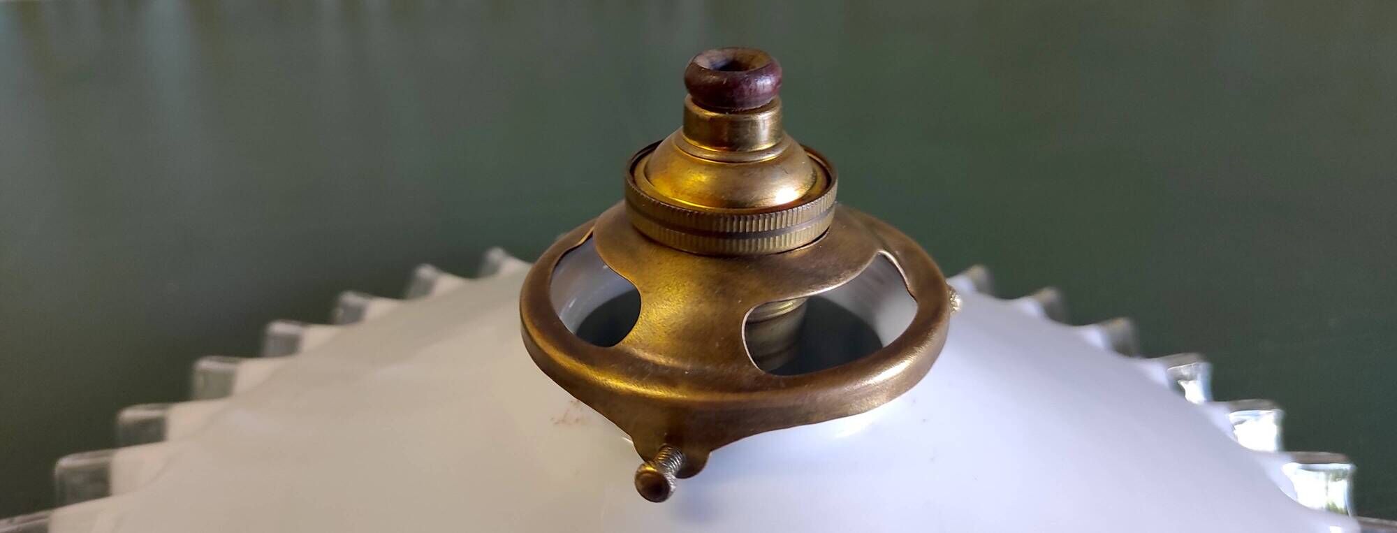 Abat-jour pour suspension en opaline plissée, milieu XXème
