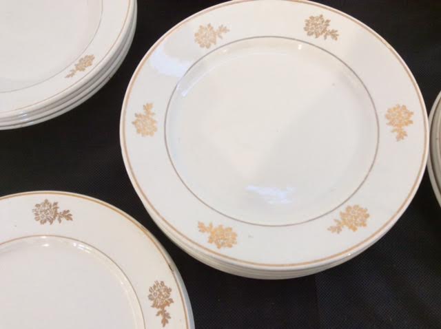 Service of 28 porcelain plates
