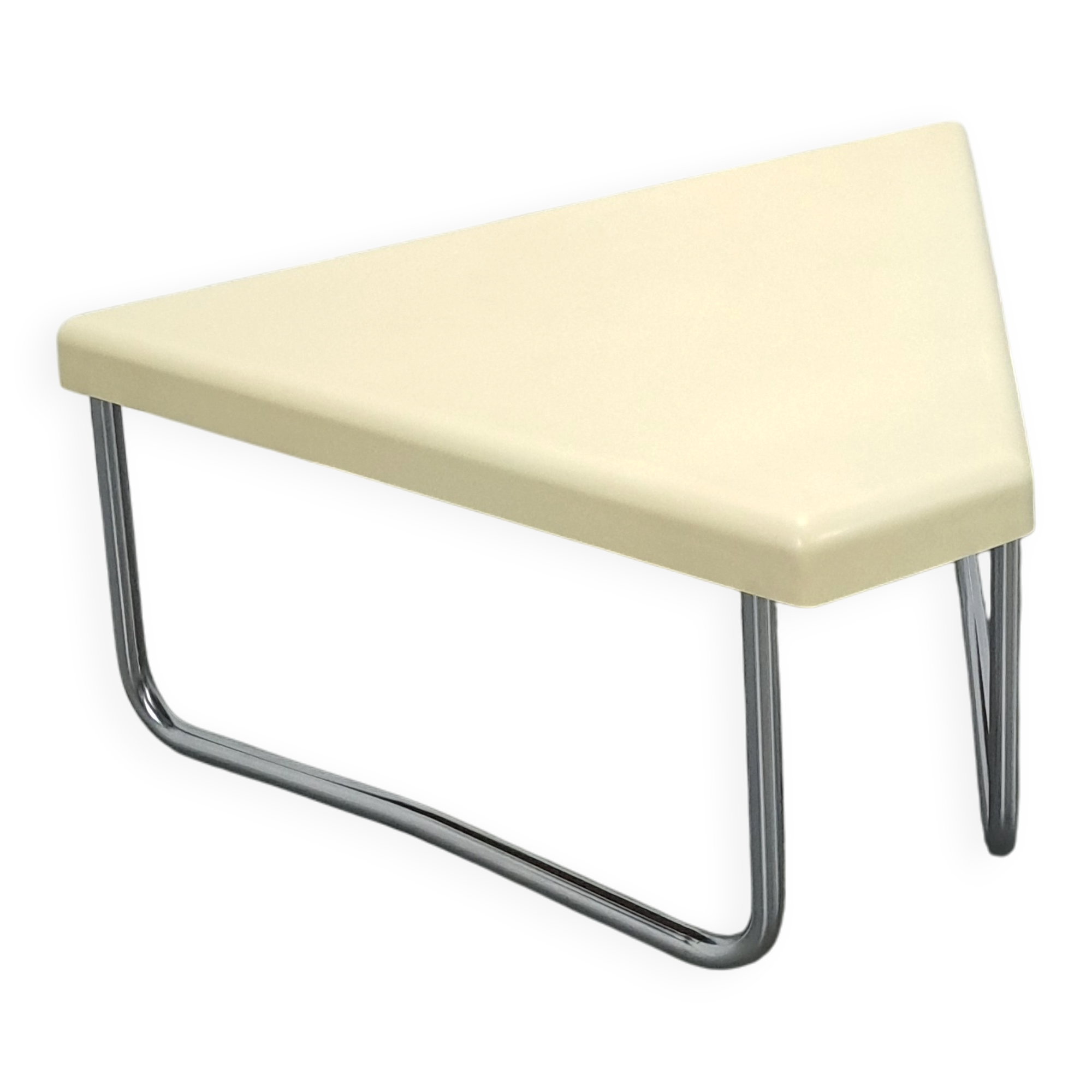 Table en plastique triangulaire de l'ère spatiale avec des pieds en tube chromé.