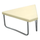 Table en plastique triangulaire de l'ère spatiale avec des pieds en tube chromé.