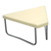 Table en plastique triangulaire de l'ère spatiale avec des pieds en tube chromé.