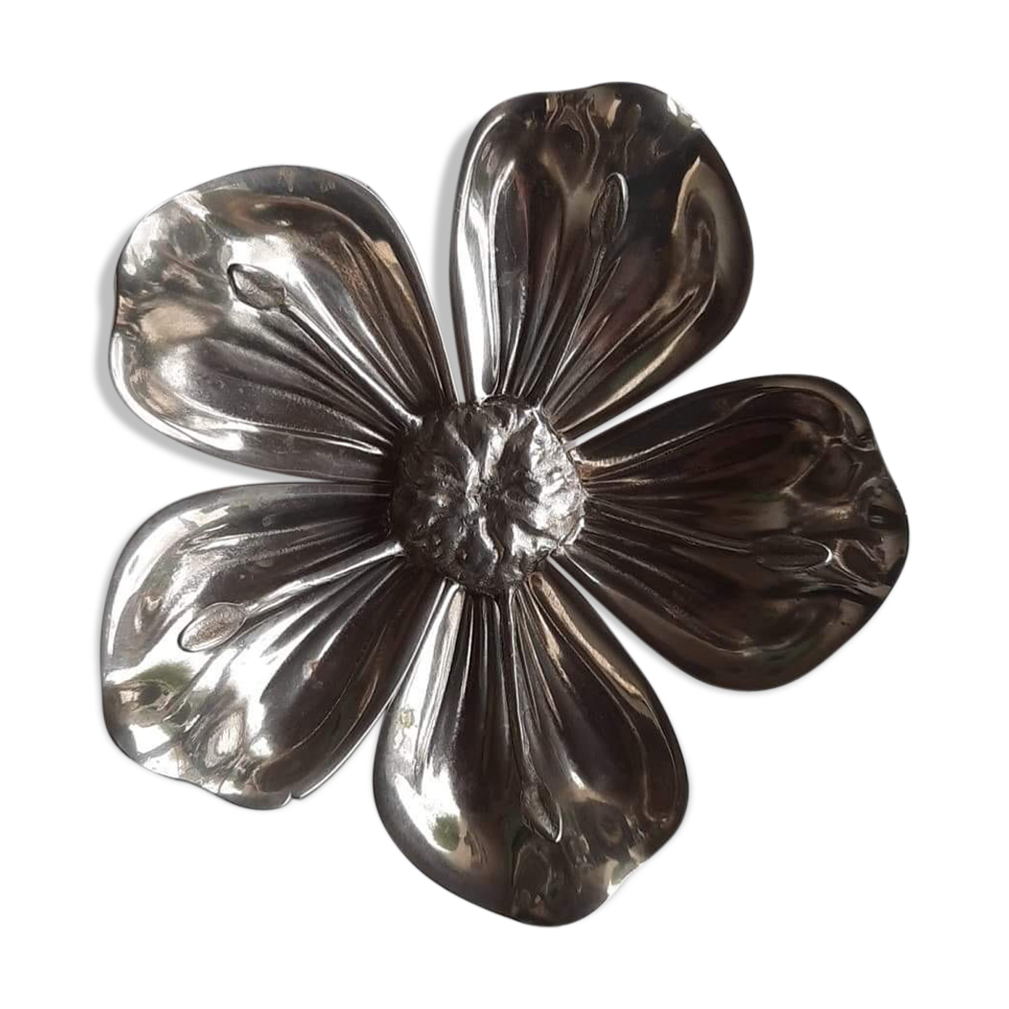 Flower ashtray with removable petals