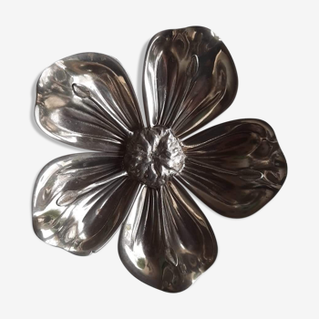 Flower ashtray with removable petals