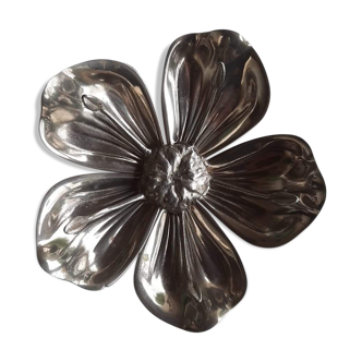 Flower ashtray with removable petals