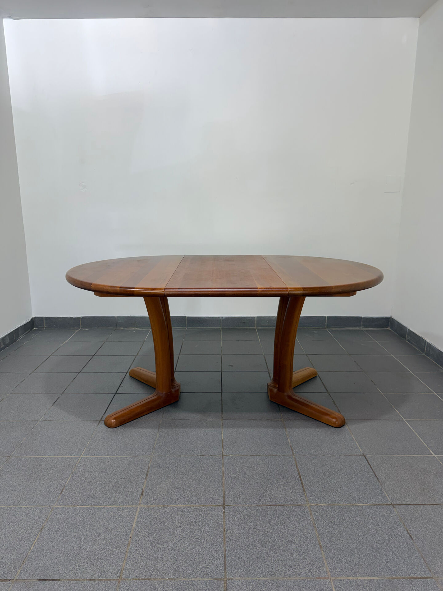 Dyrlund extendable round table in teak – Danish design – 4 to 6