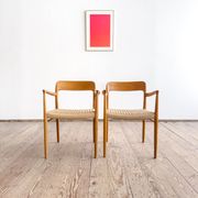 Paire de chaises de salle à manger modèle 56 par Niels O. Møller en chêne