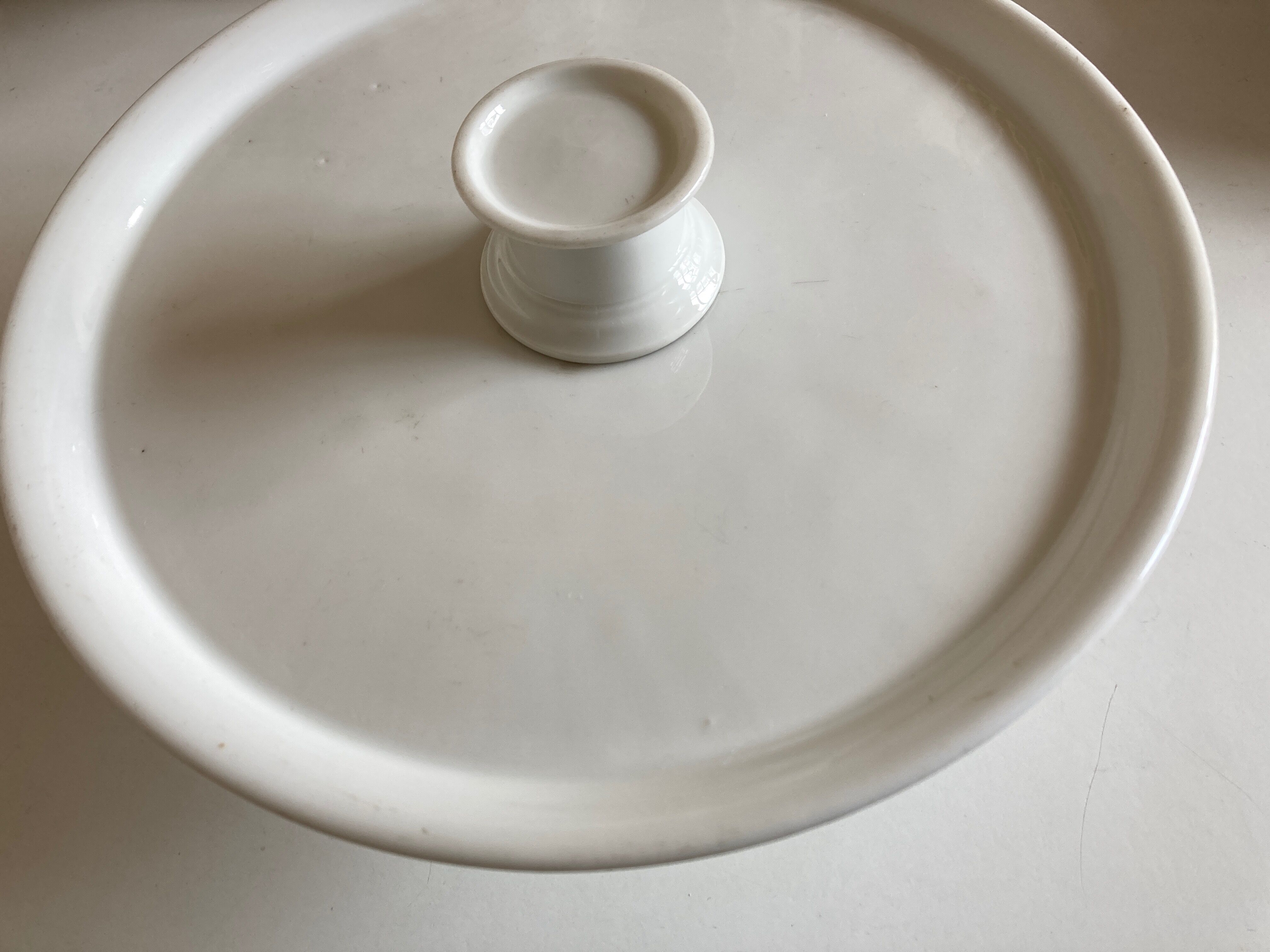 Assiette montée d'office mi-19e plat présentoir sur pied en faïence blanche