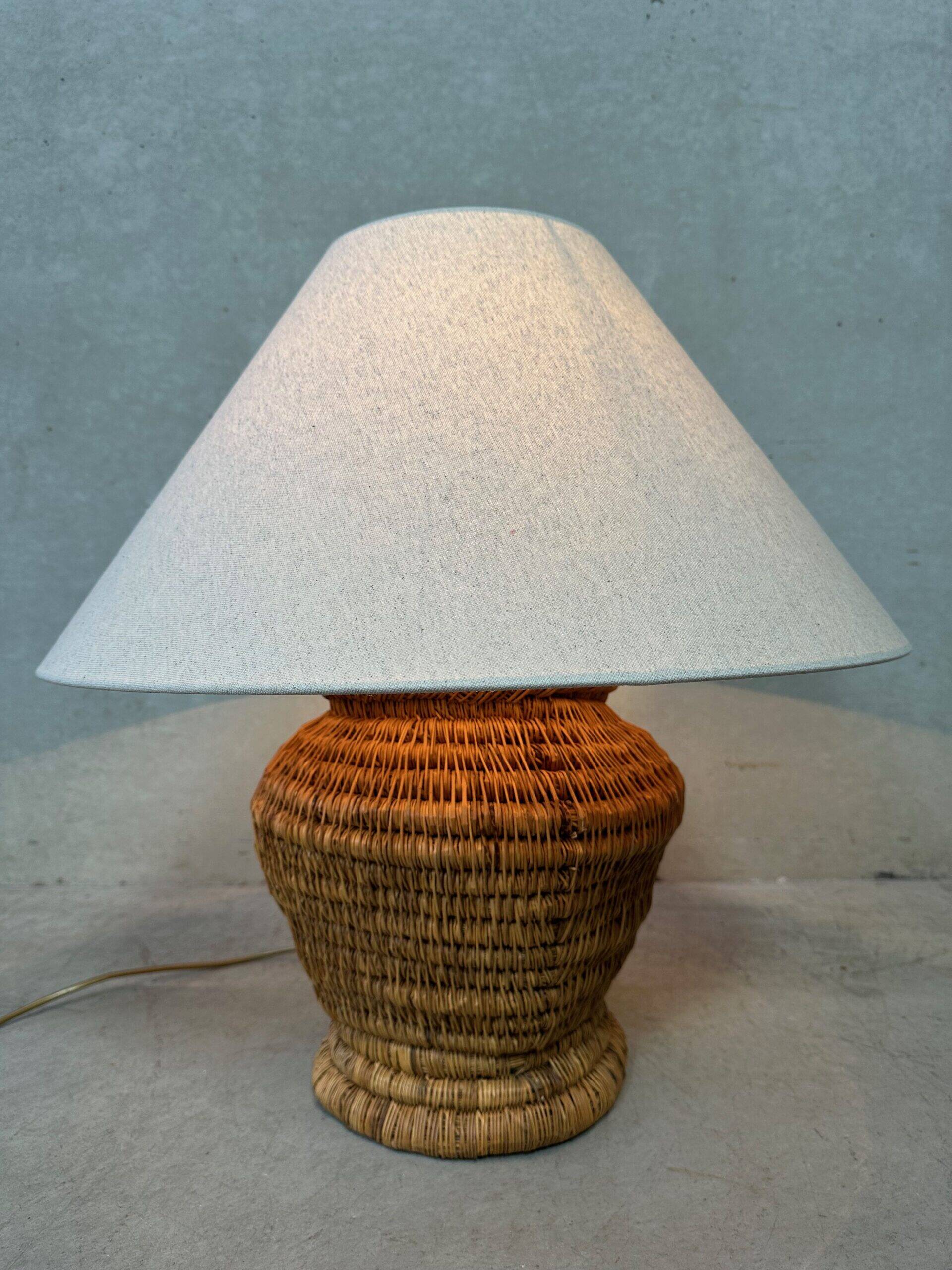 Lampe de table vintage – ancien pichet en rotin