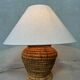 Lampe de table vintage – ancien pichet en rotin