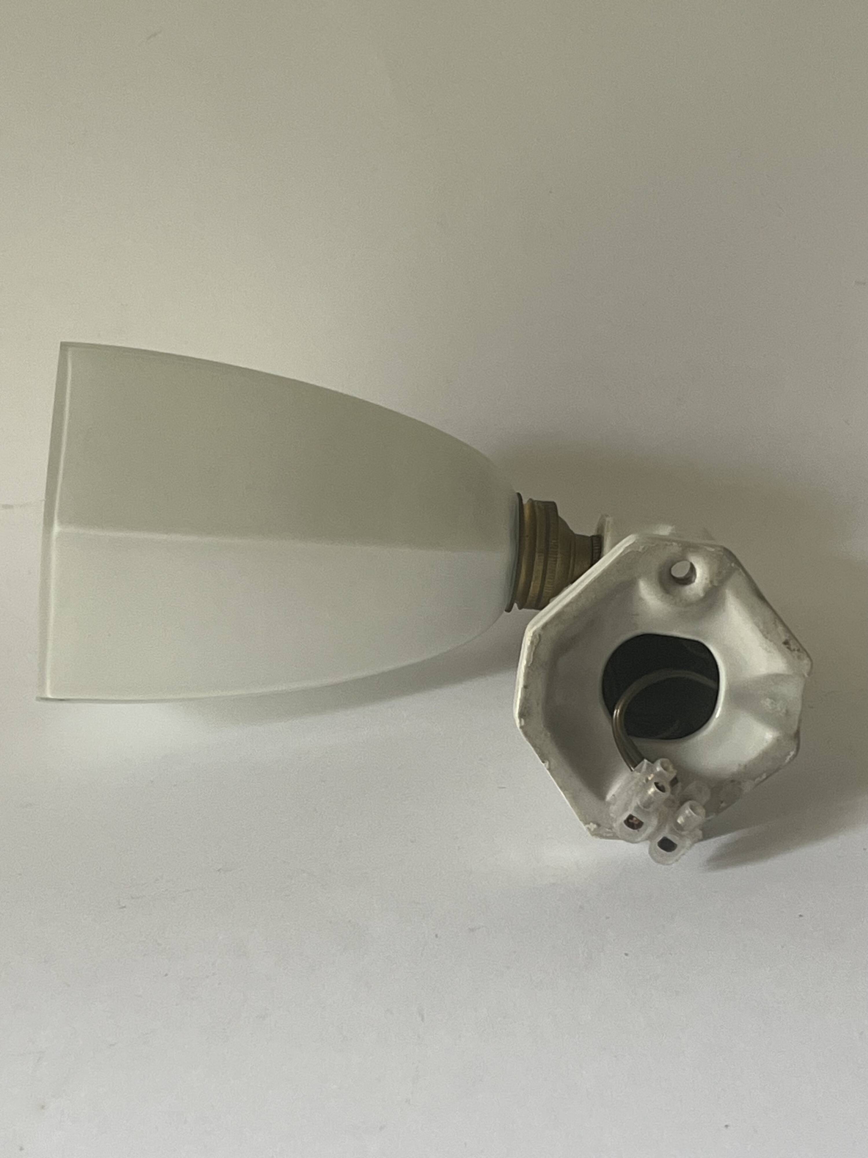 Art Deco wall light in ceramic and opaline.