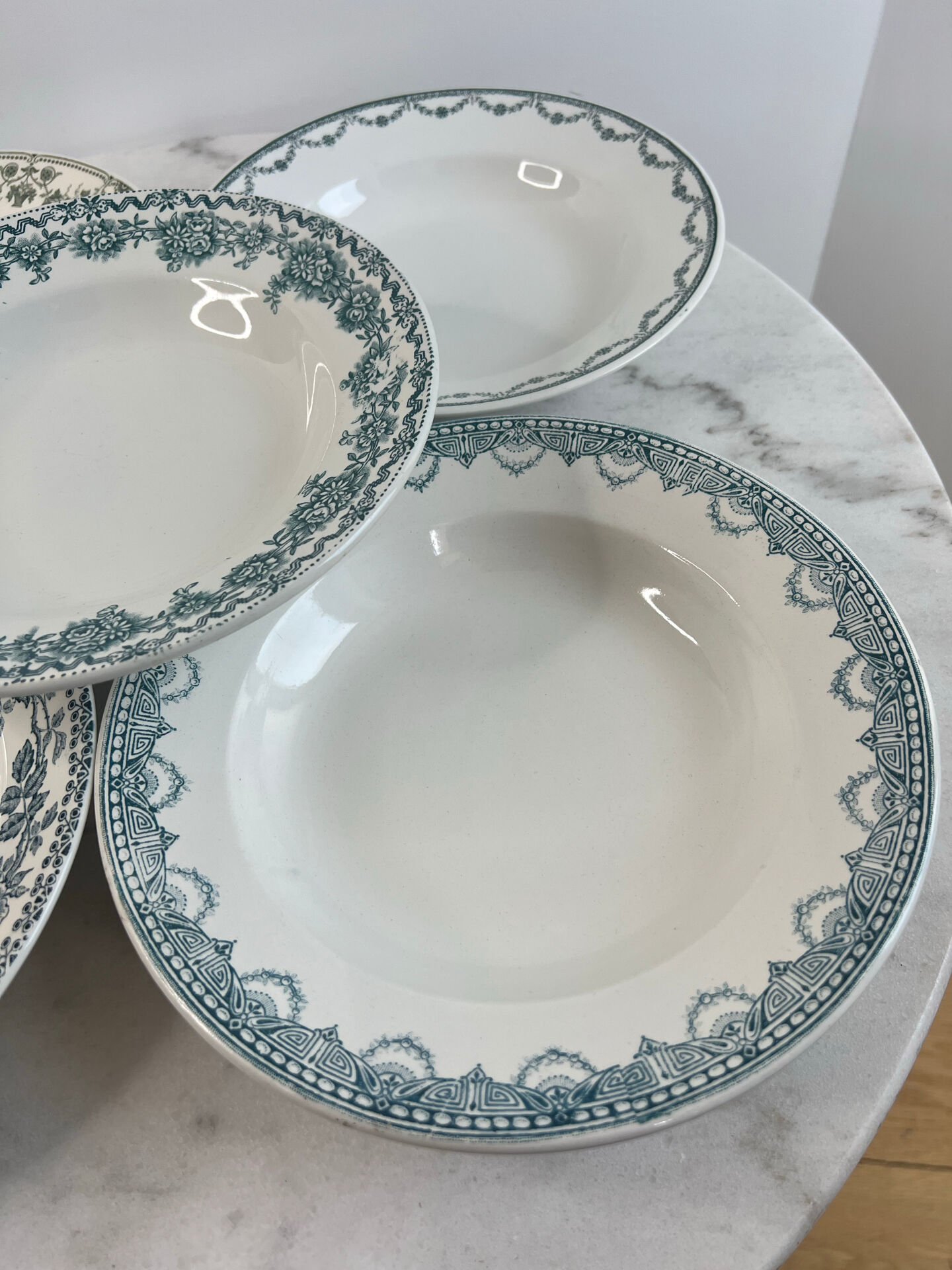 Set of 5 mismatched deep plates in earthenware and stoneware.