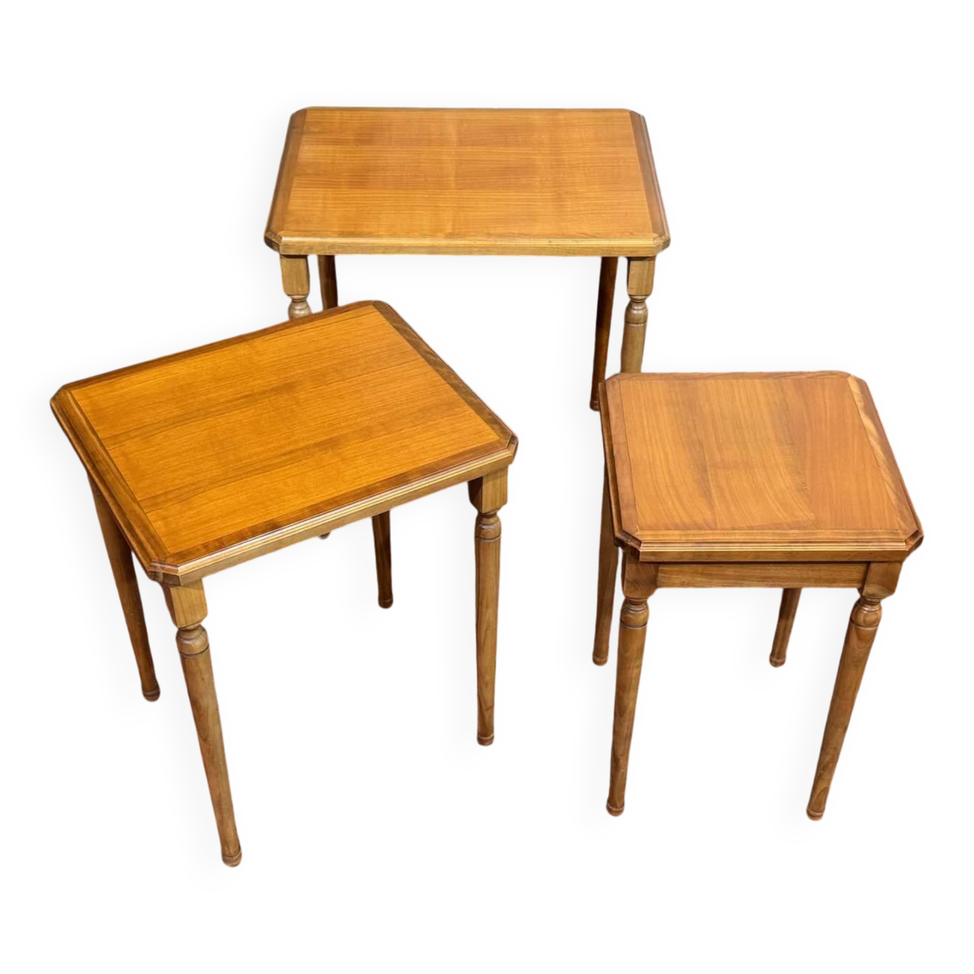 Suite de 3 tables gigognes en merisier des années 1960