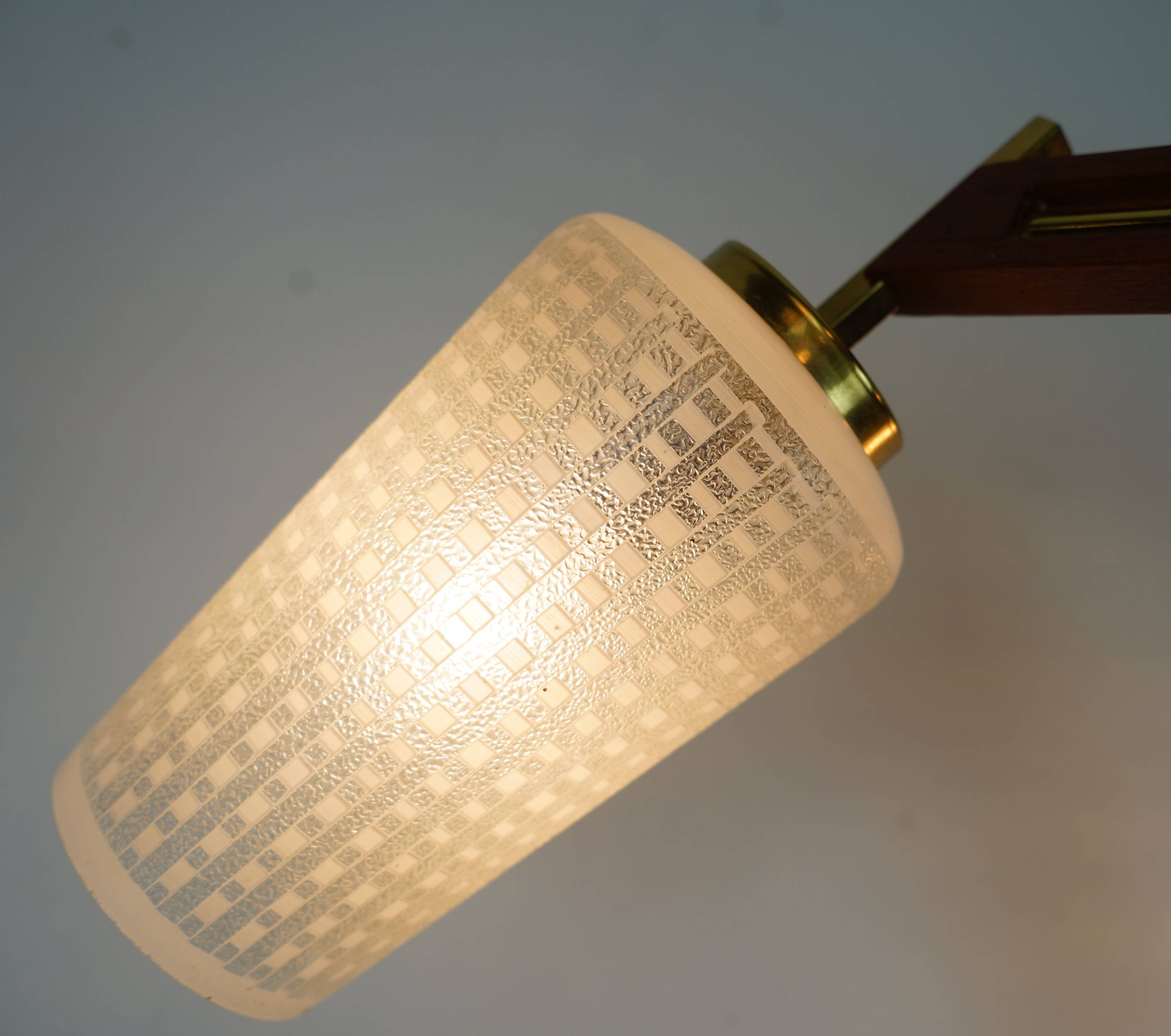 Lustre en teck, laiton et verre à 8 lumières de style sputnik des années 1960.