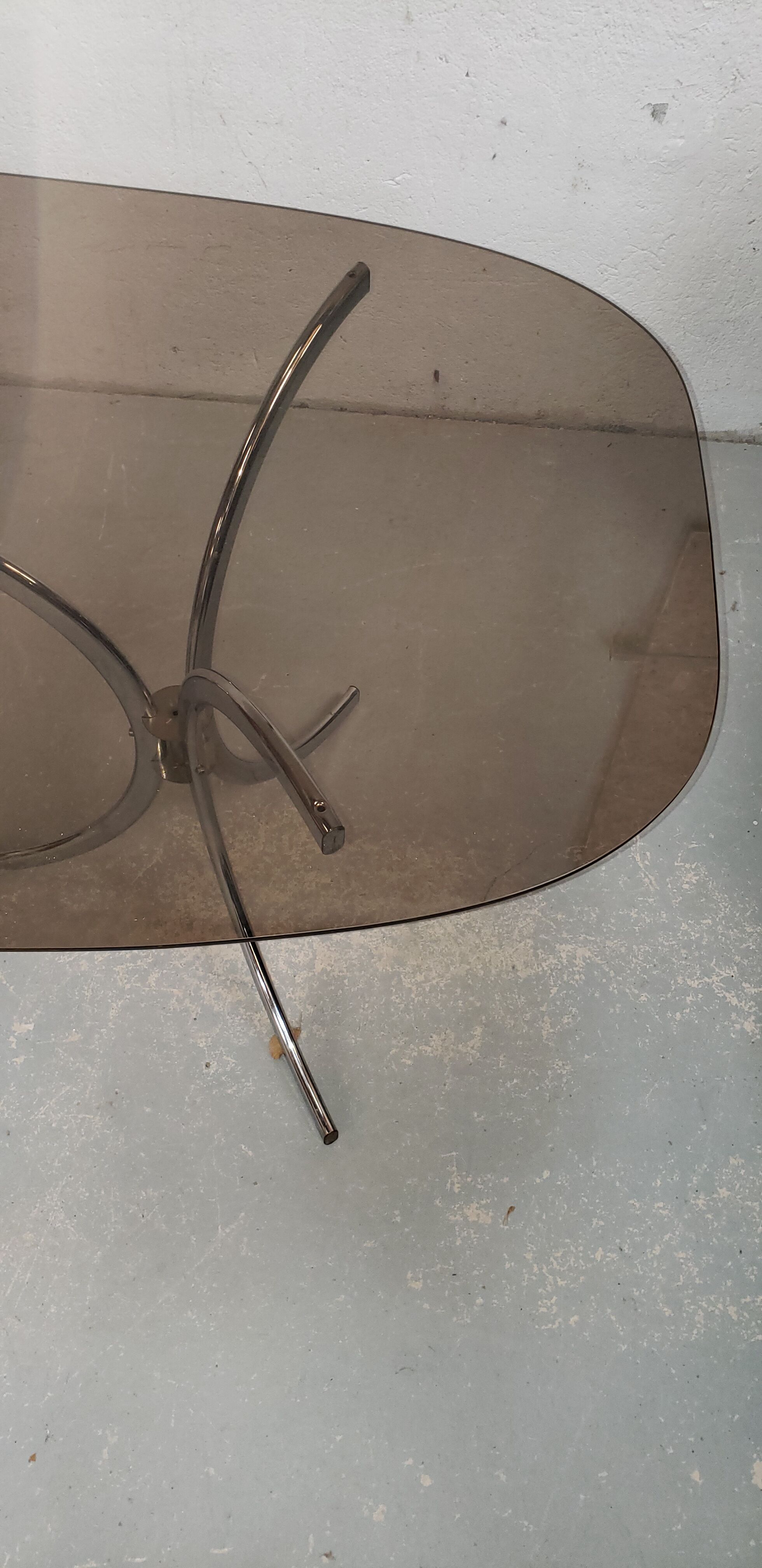 Table ovale chromée verre fumé années 70