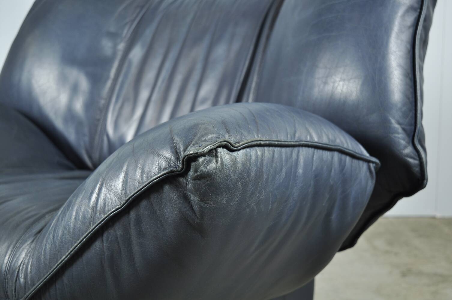 Leolux / vintage "tango" armchair in blue leather / jan armgardt / 1980s netherlands