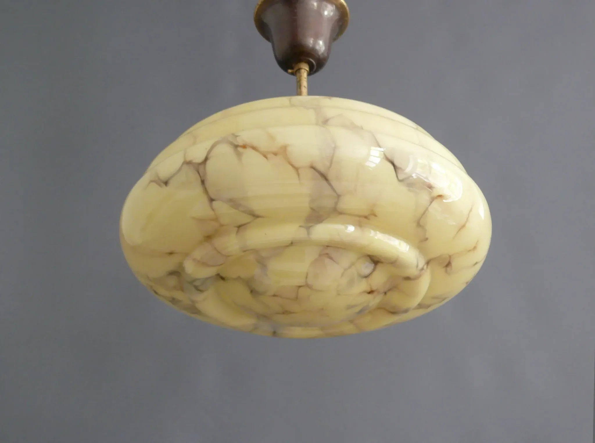 Art Deco pendant light with beige glass lampshade and short rod - circa 1920-1930