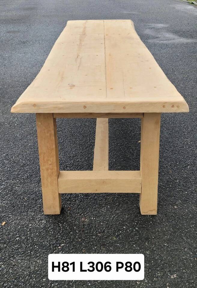 Immense table de ferme aérogommée : travail d'ébénisterie