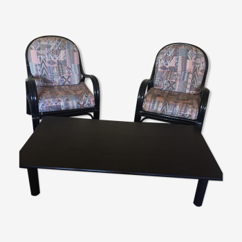 Paire de fauteuils en rotin noir et table salon